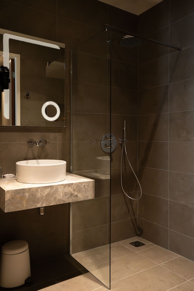Suite - Photo 3