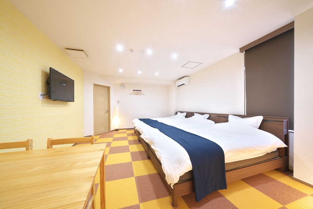 Room, 3 Large Twin Beds - Photo 6