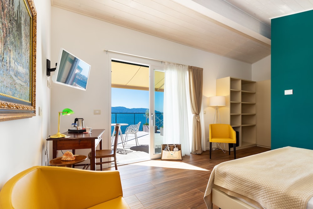 Panoramic Suite, Balcony, Lake View photo 2