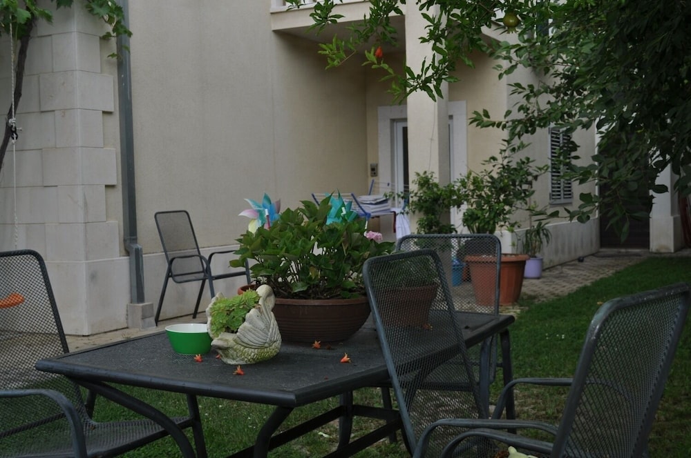 Studio (Ivi - big parking and courtyard - SA4)