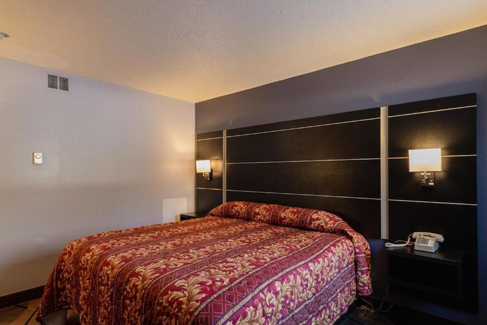 Standard Room, 1 King Bed, Non Smoking - Photo 3