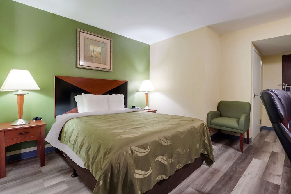 Standard Room, 1 Queen Bed, Accessible, Smoking - Photo 2