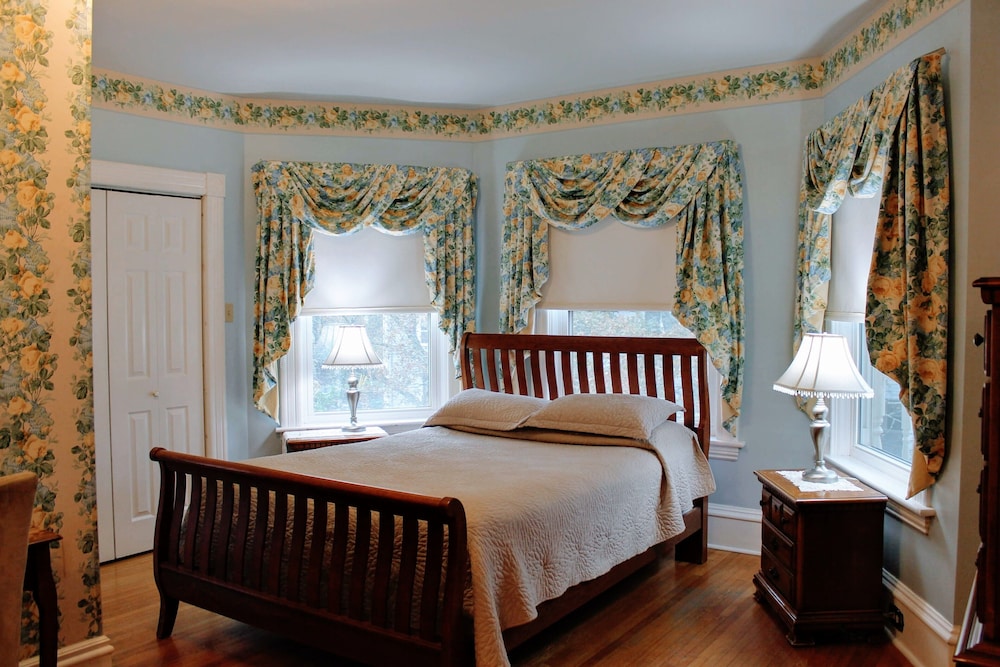 Classic Room, 1 Queen Bed photo 2