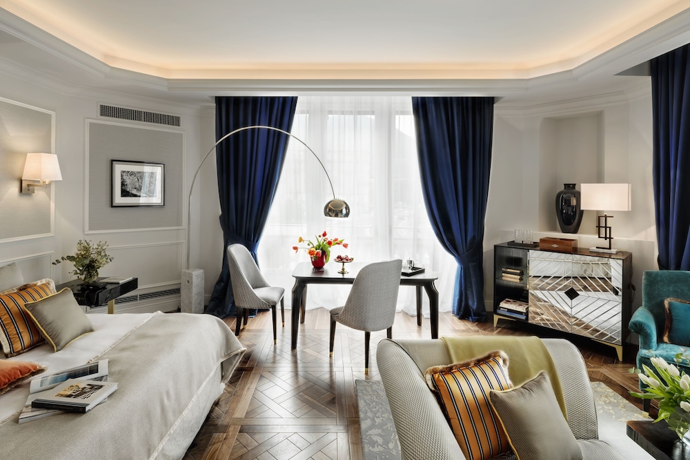 Junior Suite, 1 King Bed, Lake View, Corner