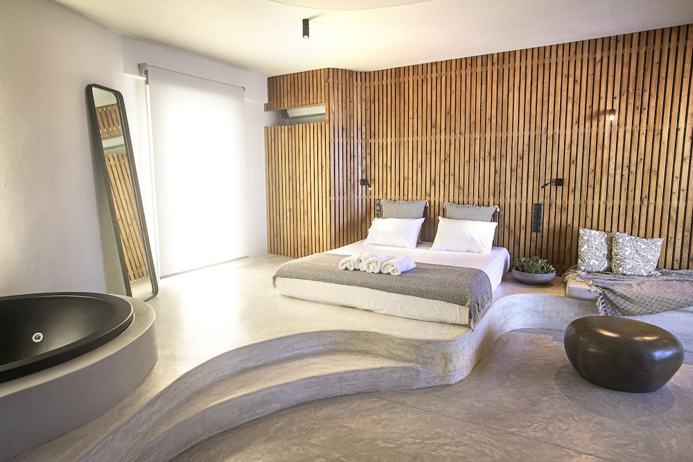 Deluxe Suite with Panoramic Sea View - Photo 8