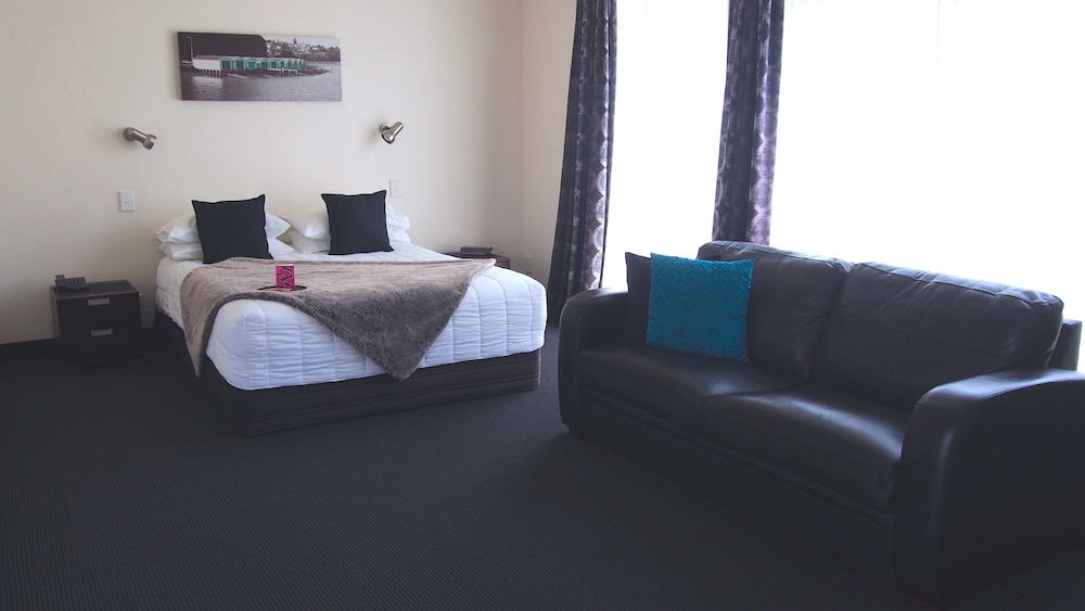 Twin Room (Queen and 1 Single) photo 3