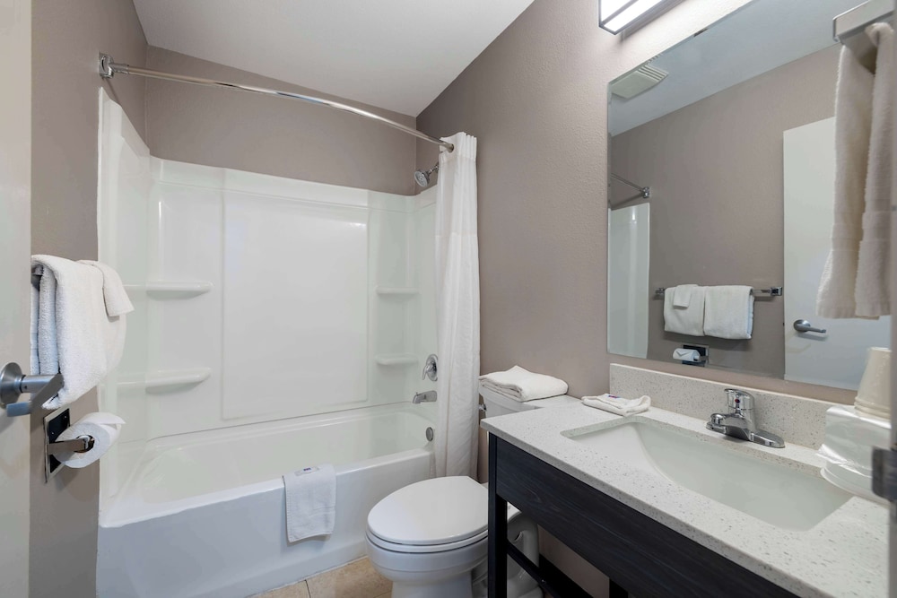 Deluxe Suite, 2 Queen Beds, Non Smoking, Refrigerator & Microwave photo 2