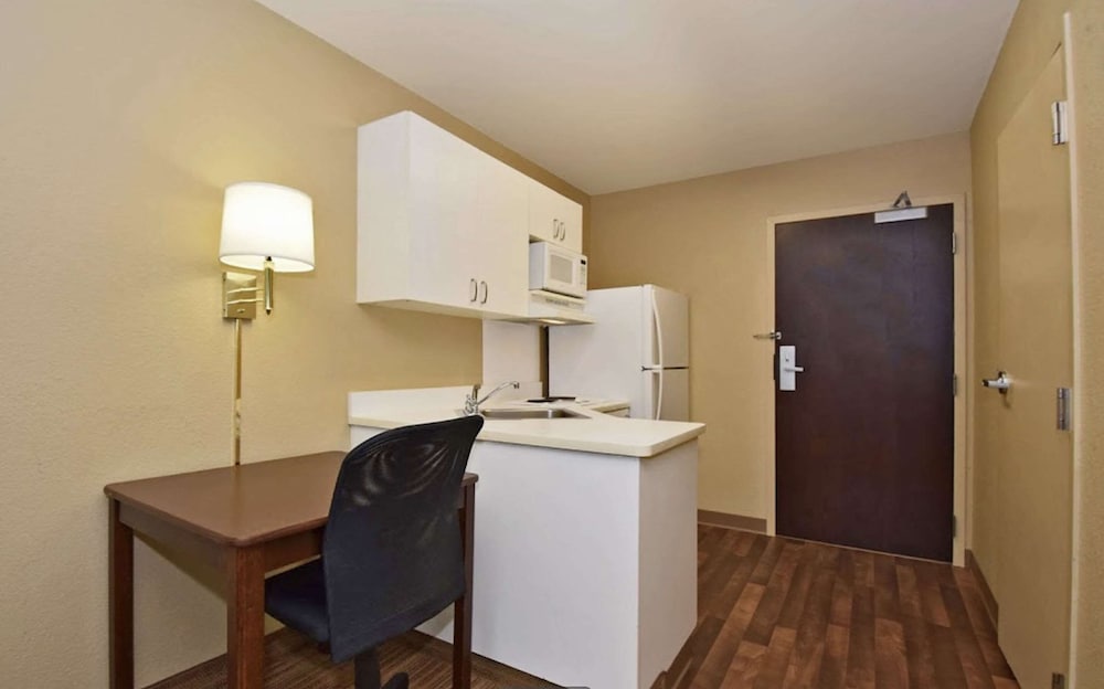 Suite, 1 Queen Bed, Non Smoking (Efficiency) - Photo 7