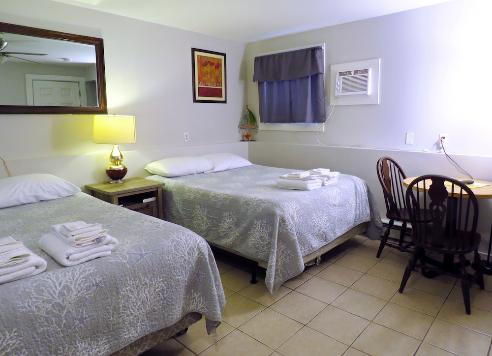 Economy Double Room, 2 Double Beds (No View) photo 3