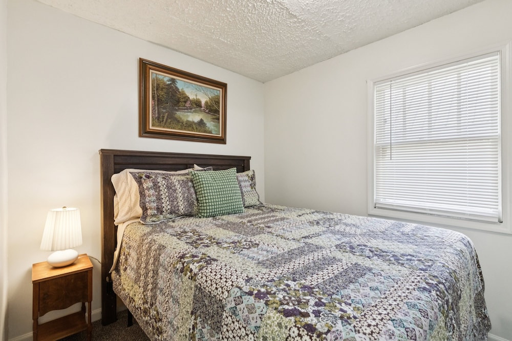 House, 2 Bedrooms photo 2