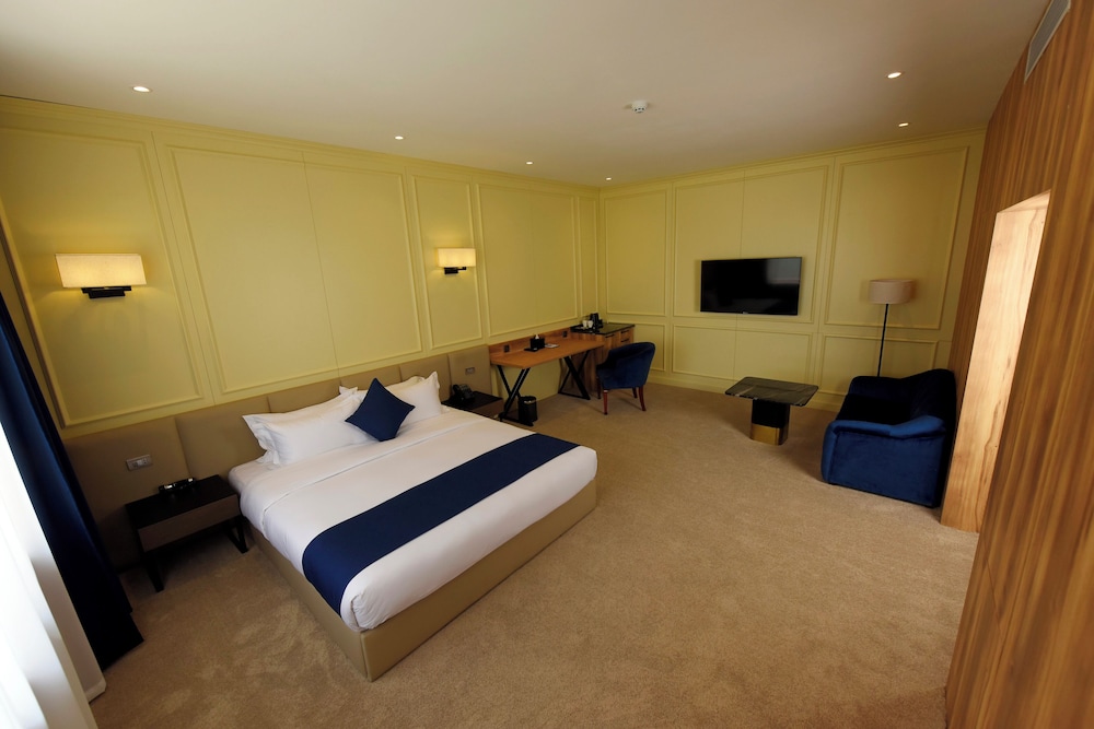 Deluxe Suite, 1 Queen Bed photo 2