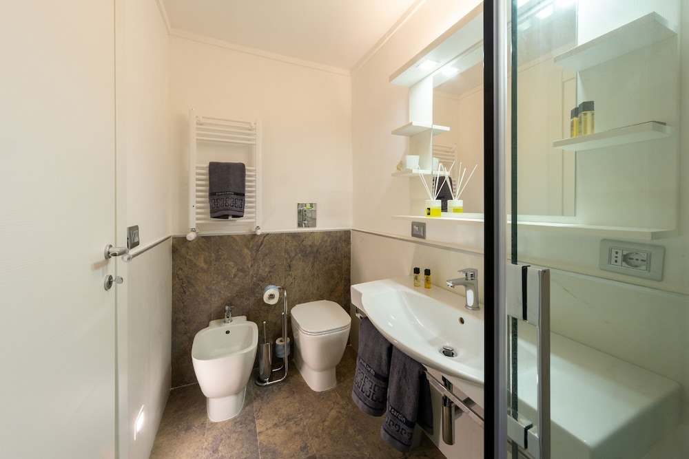 Traditional Suite, Jetted Tub thumbnail 6