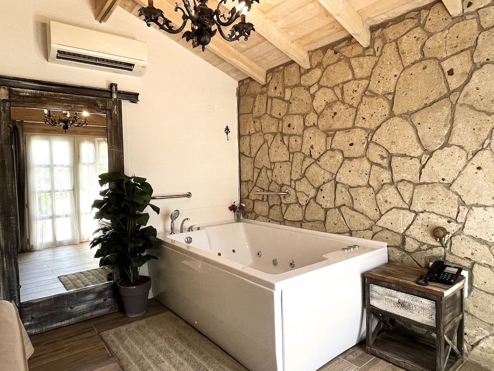 Garden Room with Jetted Tub photo 2