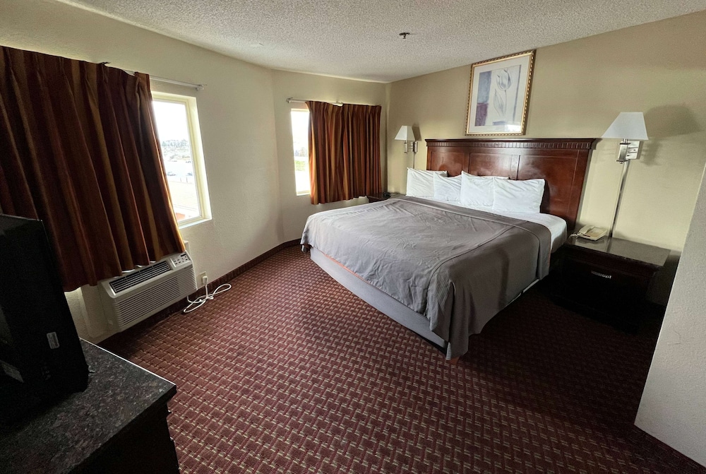 Suite, 1 King Bed - Photo 7