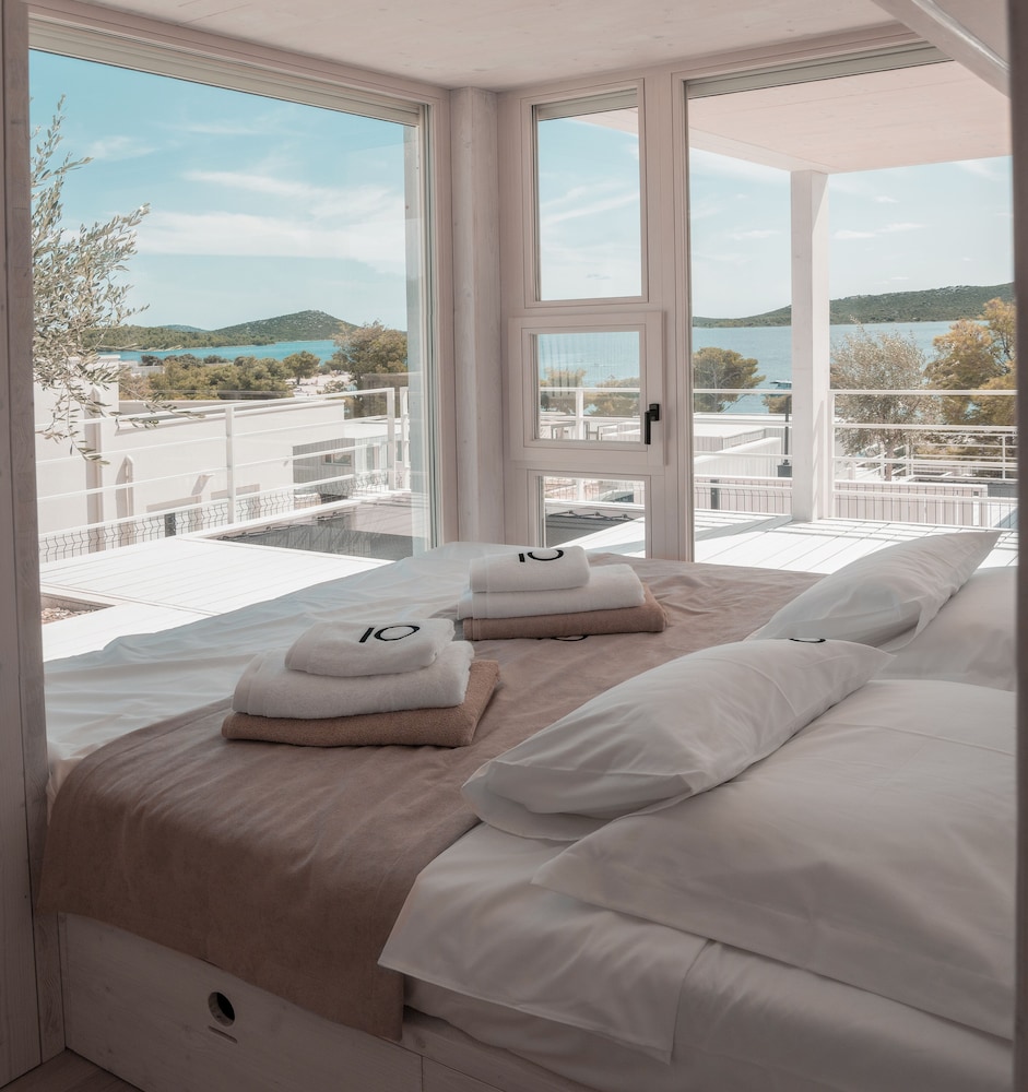 Deluxe House photo 2