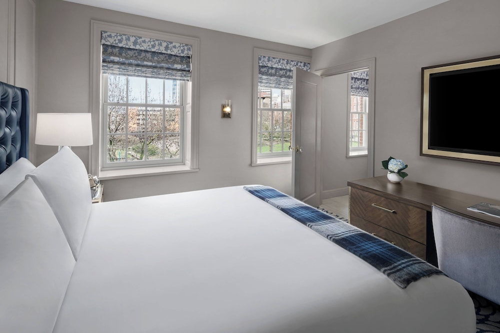 Executive Suite, 1 King Bed (River View)