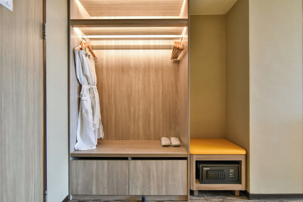 Standard Room, Multiple Beds, City View (High Floor), photo 6