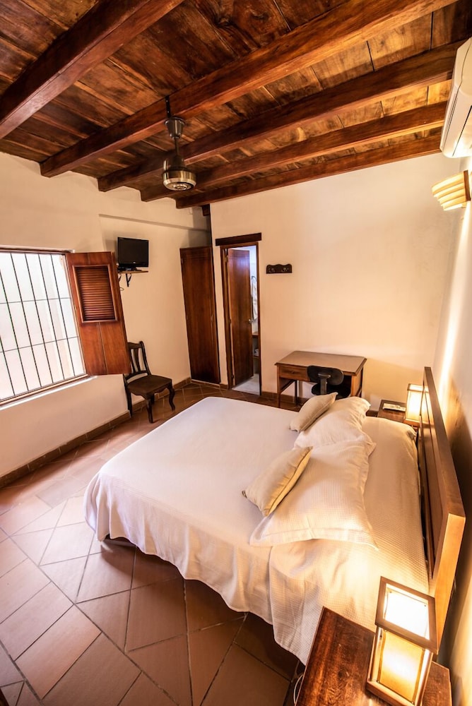 Classic Suite, 1 Queen Bed, Courtyard View photo 3