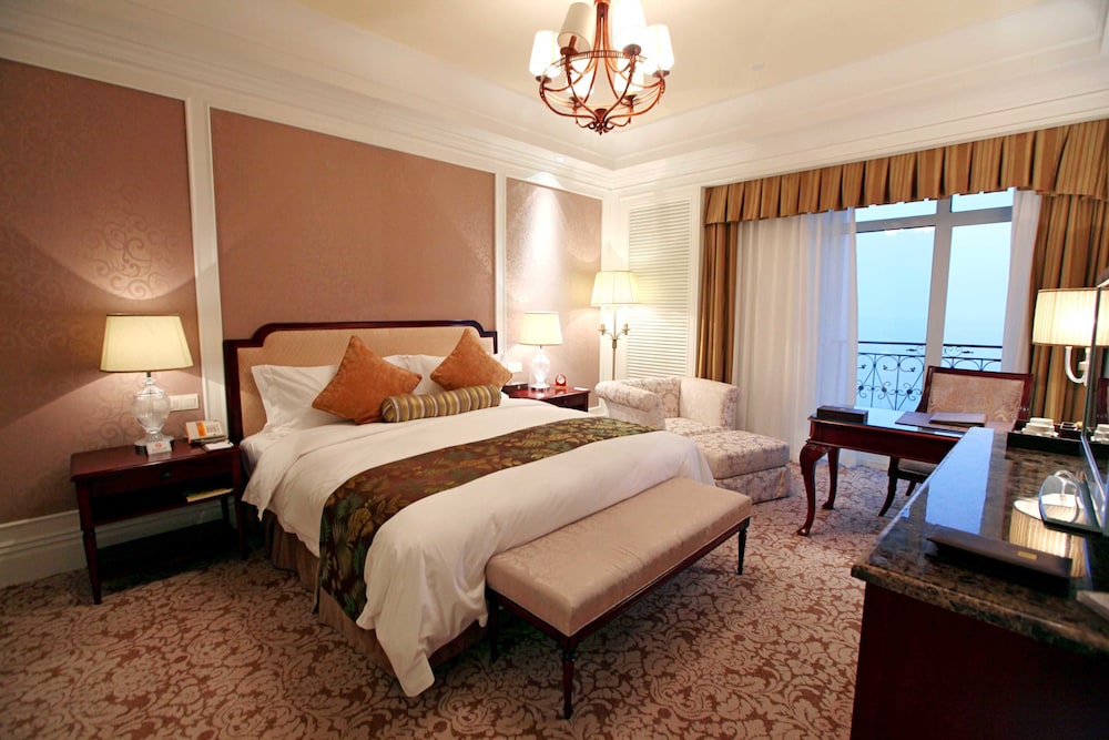 Junior Suite, 1 King Bed, Club Lounge Access photo 2