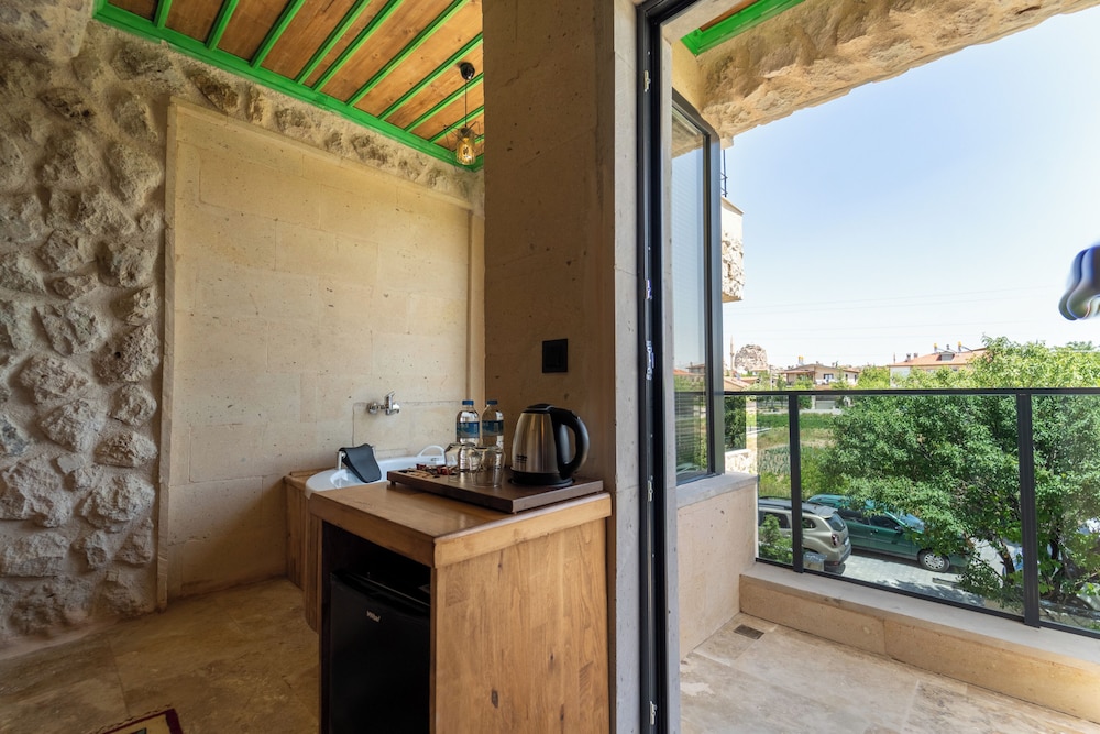 Deluxe Suite, 1 King Bed, Hot Tub, City View photo 2