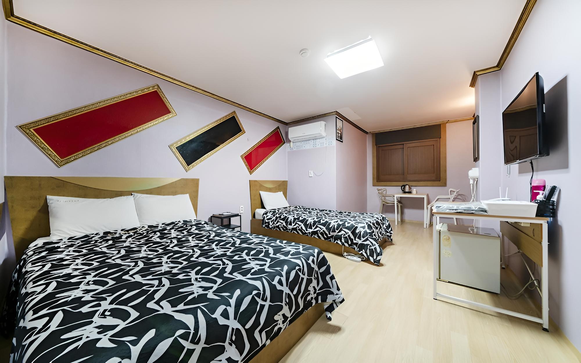 Room (Standard Twin) - Photo 5