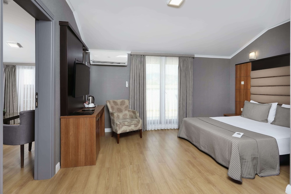 Family Suite, Jetted Tub photo 2