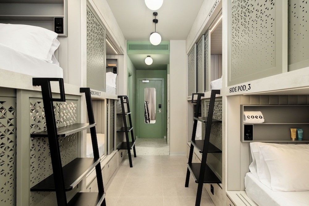 8 Beds Dormitory Mixed Room with Private Bathroom