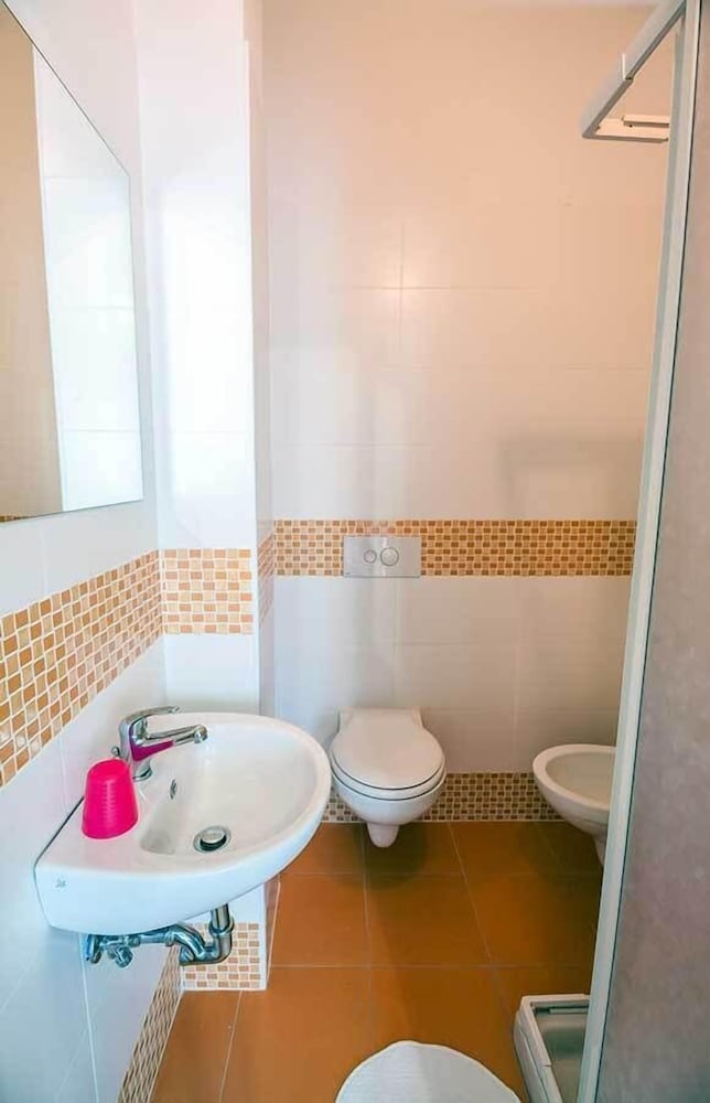 Double or Twin Room - Photo 5