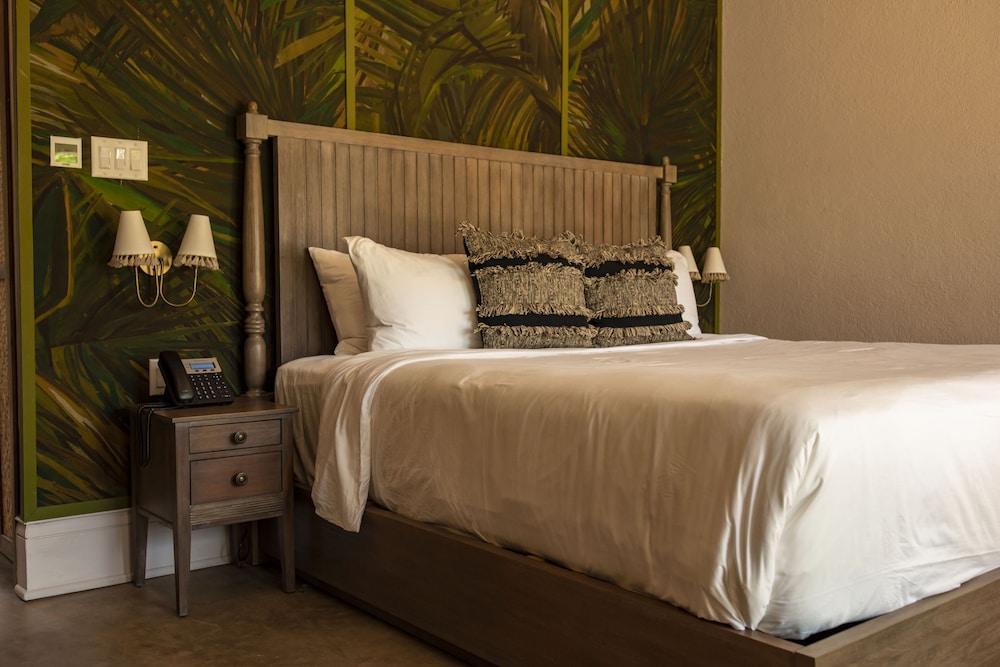 Deluxe Room, 1 King Bed, Pool View photo 2