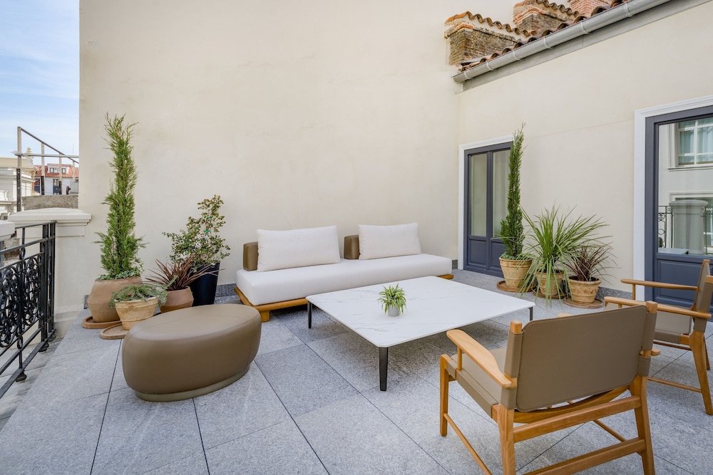 Deluxe Room, 1 King Bed, Non Smoking, City View (Terrace)