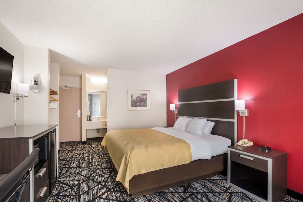 Standard Room, 1 King Bed, Non Smoking - Photo 3