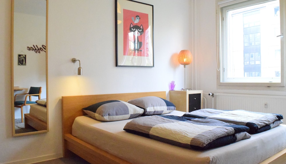 City Single Room, 1 Queen Bed, Shared Bathroom photo 3