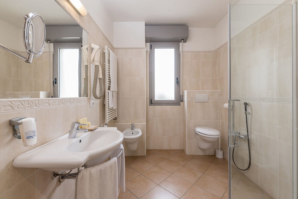 Double or Twin Room - Photo 4