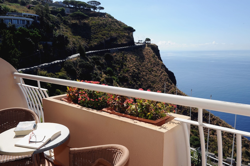 Double Room, Balcony, Sea View thumbnail 5
