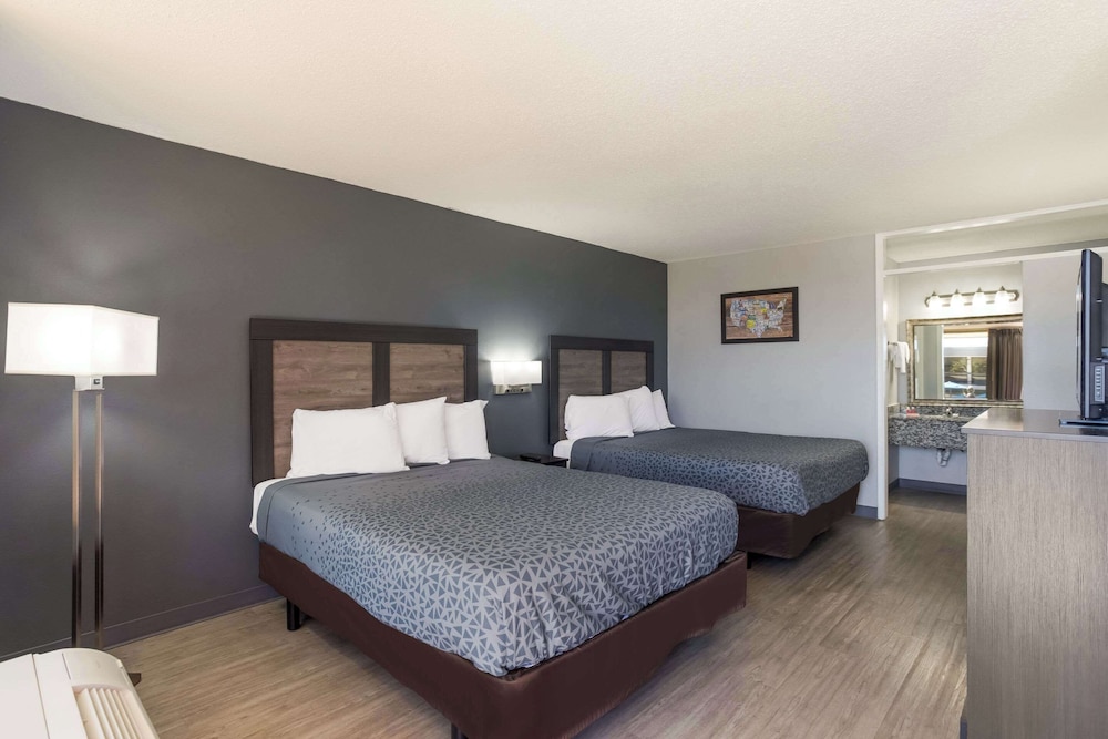 Standard Room, 2 Double Beds, Smoking - Photo 1