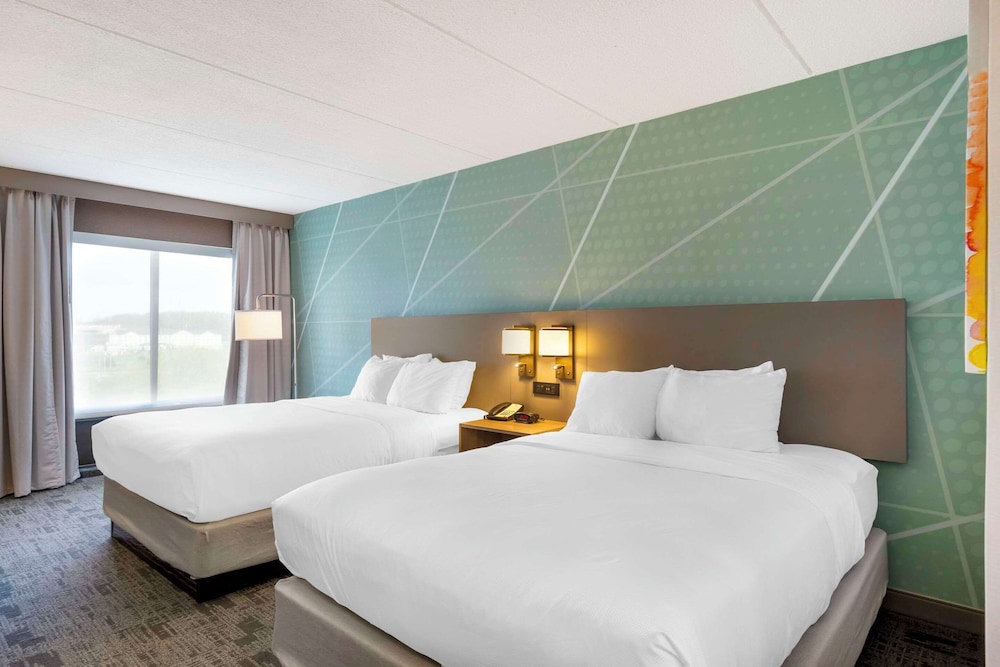 Suite, Multiple Beds, Non Smoking (2 Queens, Sofa Bed) - Photo 2