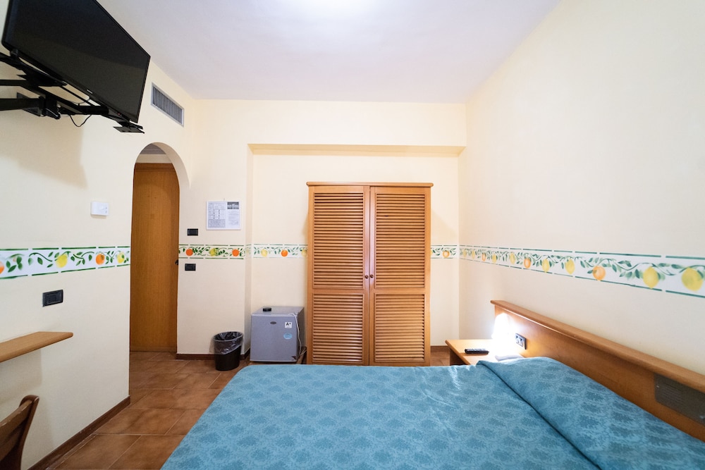 Room, Balcony - Photo 1
