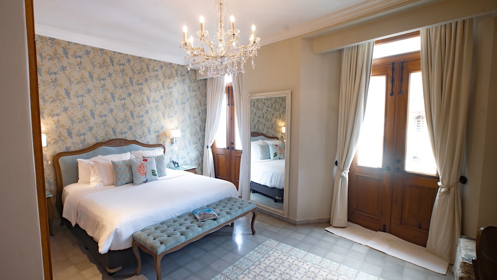 Corner Suite,  1 King Bed (City View) thumbnail 5