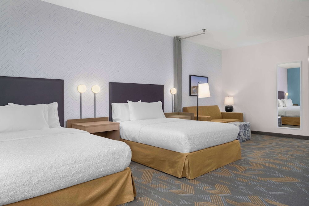 Studio, 2 Queen Beds, Accessible, Bathtub (Mobility & Hearing) photo 3