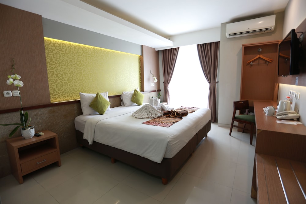 Deluxe Room, 1 King Bed photo 2