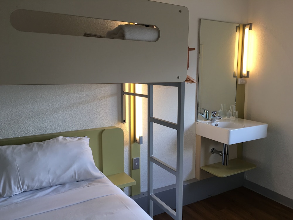 Standard Room, Multiple Beds - Photo 3