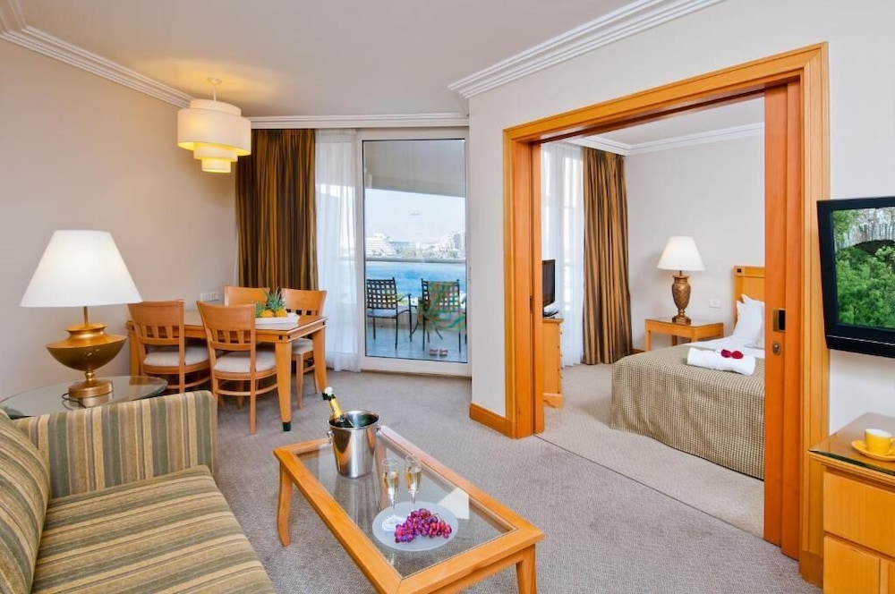 Deluxe Suite, with Partial Sea View photo 1