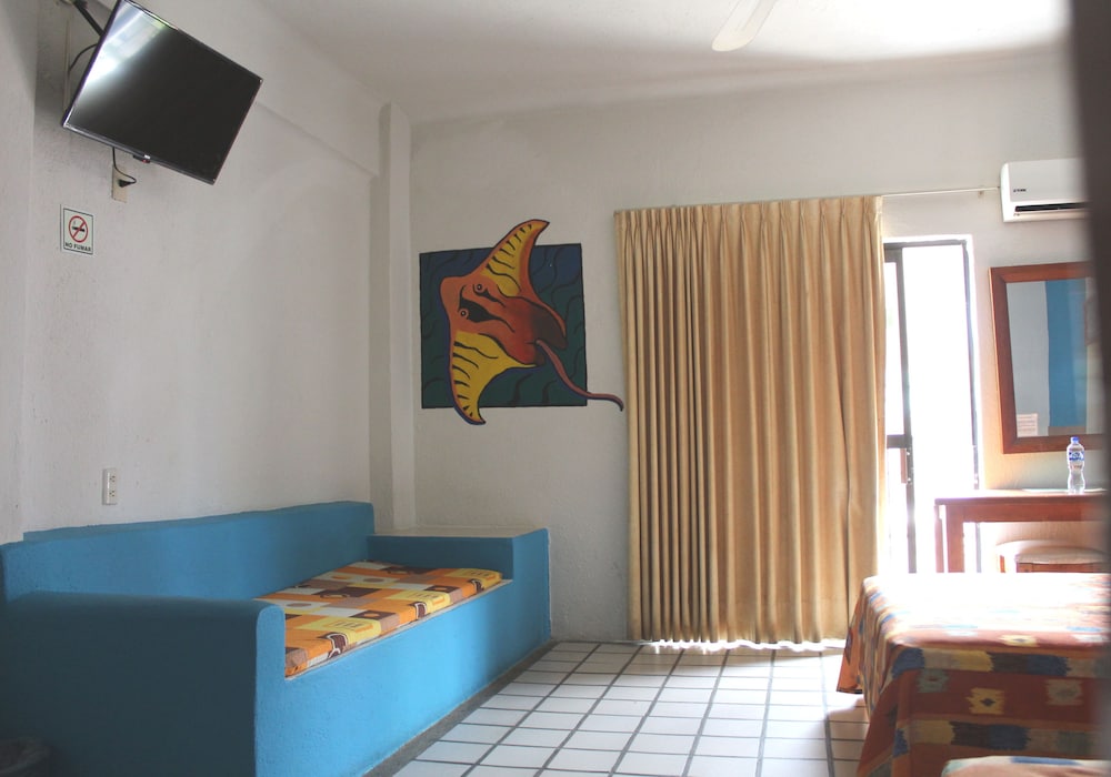 Standard Room, 1 King Bed photo 3