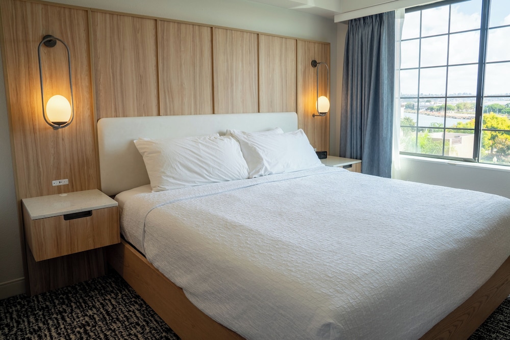 Suite, 1 King Bed thumbnail 5