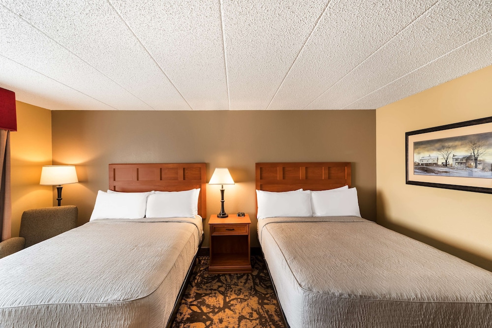 Standard Room, 2 Queen Beds, Non Smoking, Refrigerator & Microwave photo 2