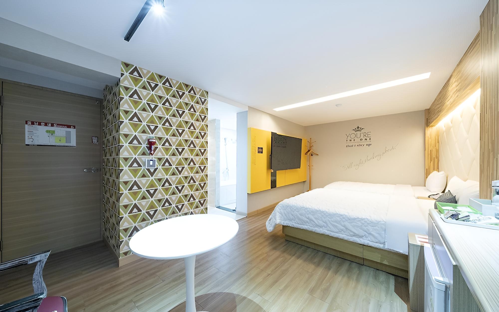 Room (VIP (twin bed / Netflix available))