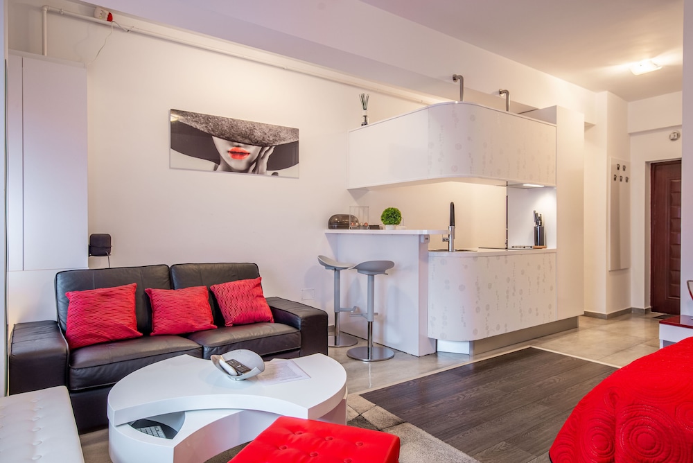Luxury Studio Suite, 1 Bedroom, Smoking, City View photo 2
