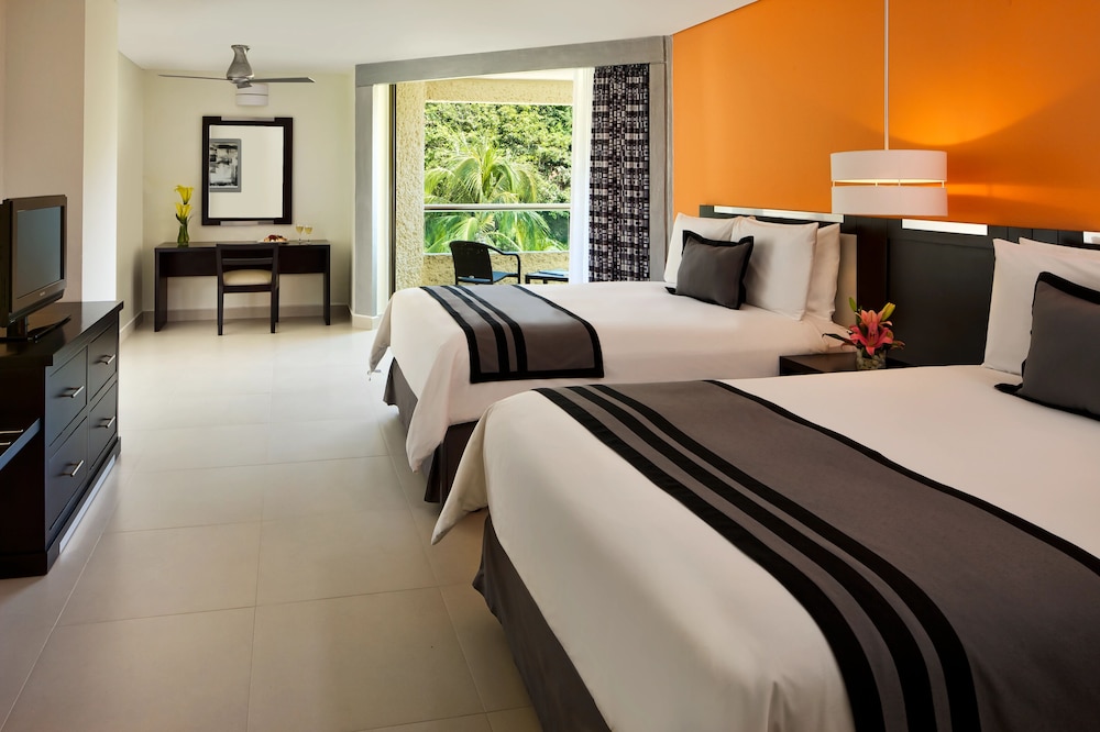 Deluxe Room, 2 Double Beds, Partial Sea View - Photo 1
