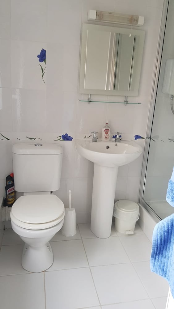 Single Room, Shared Bathroom photo 3