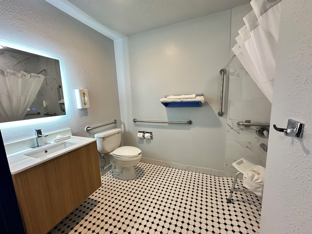 Room, 1 Queen Bed, Accessible, Non Smoking (Mobility Accessible) - Photo 5
